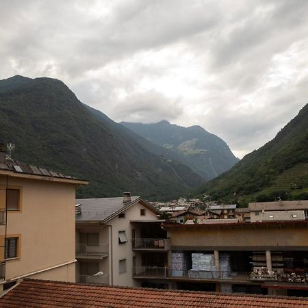 Bnbernina Express Dietro Al Trenino Rosso Tirano Buitenkant foto