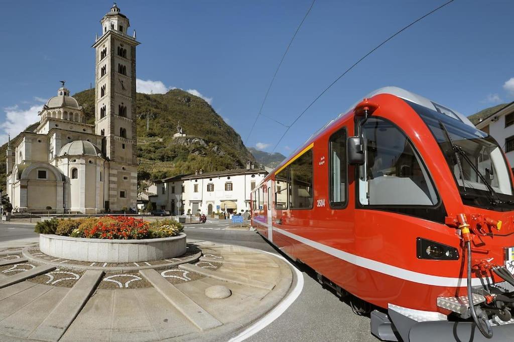 Bnbernina Express Dietro Al Trenino Rosso Tirano Buitenkant foto