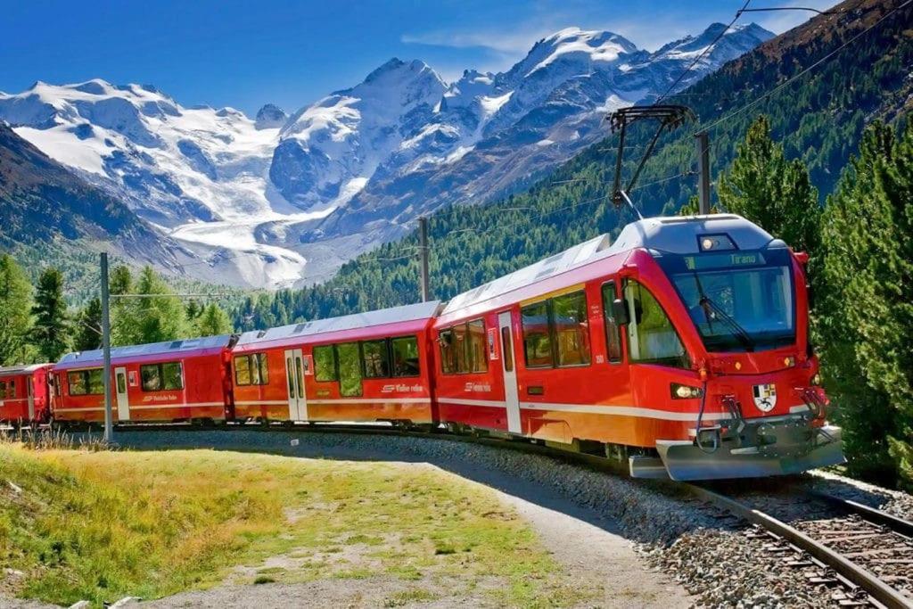 Bnbernina Express Dietro Al Trenino Rosso Tirano Buitenkant foto